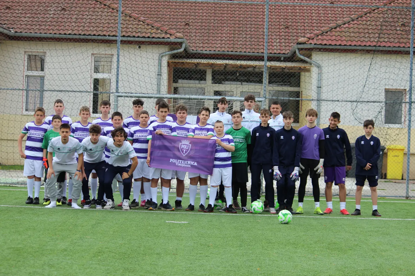 „Junioarii din curtea școlii”