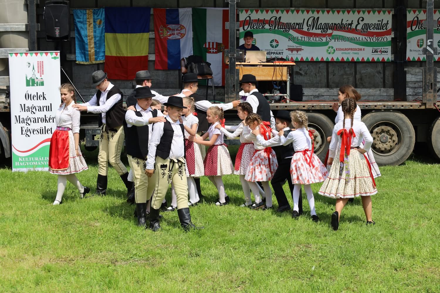 Felicitări organizatorilor, felicitări participanților și tuturor celor care au contribuit la acest eveniment care arată că Otelecul există!!!